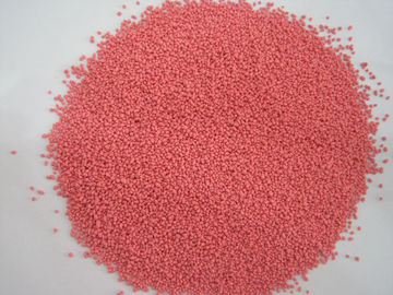 A cor detergente do pó salpica salpicos vermelhos do sulfato de sódio para atrair consumidores