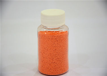 A laranja salpica salpicos coloridos da base do sulfato de sódio no pó detergente