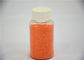 A laranja salpica salpicos coloridos da base do sulfato de sódio no pó detergente